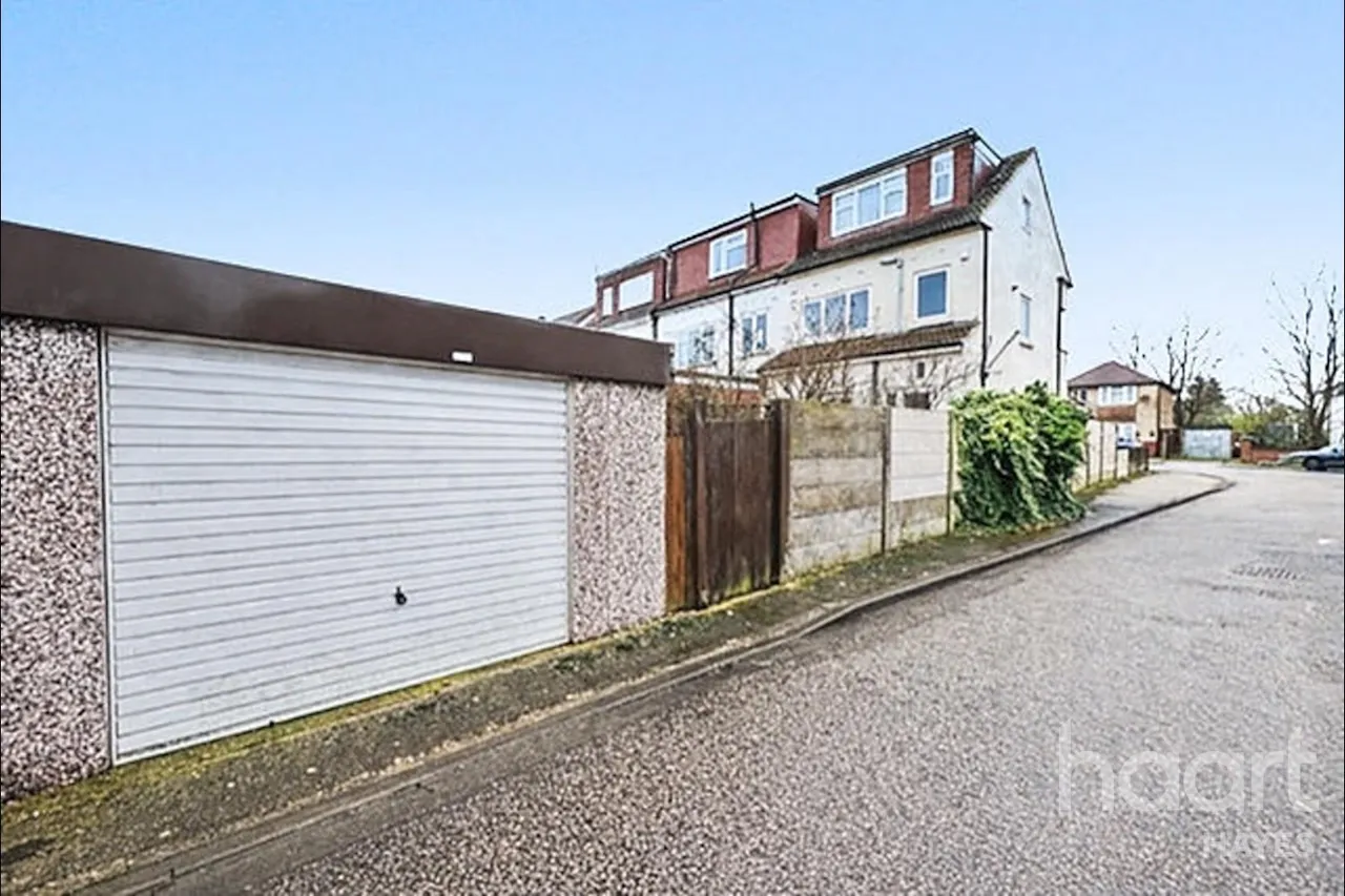 Gledwood Drive, Hayes, UB4, photo 15