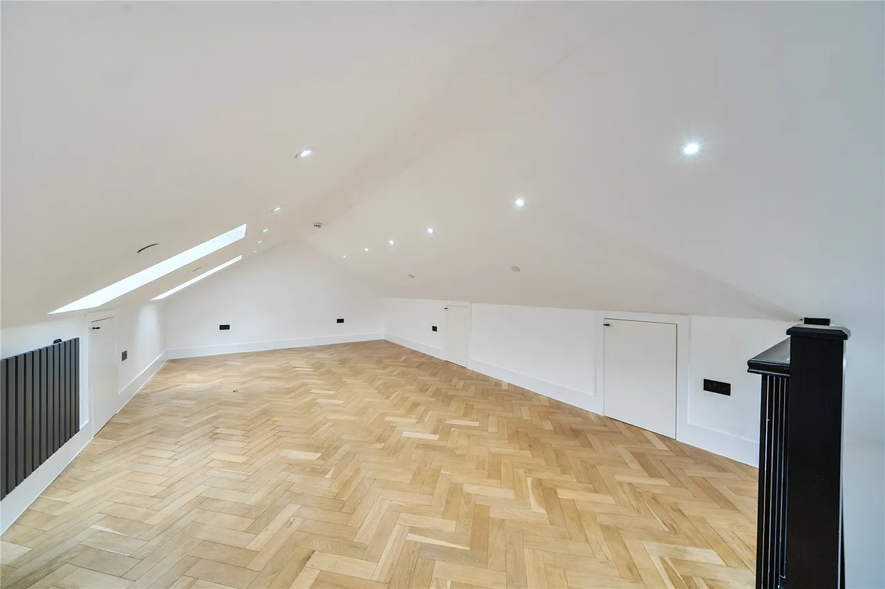 Hogs Back, Seale, Farnham, Surrey, GU10 1LA, photo 11