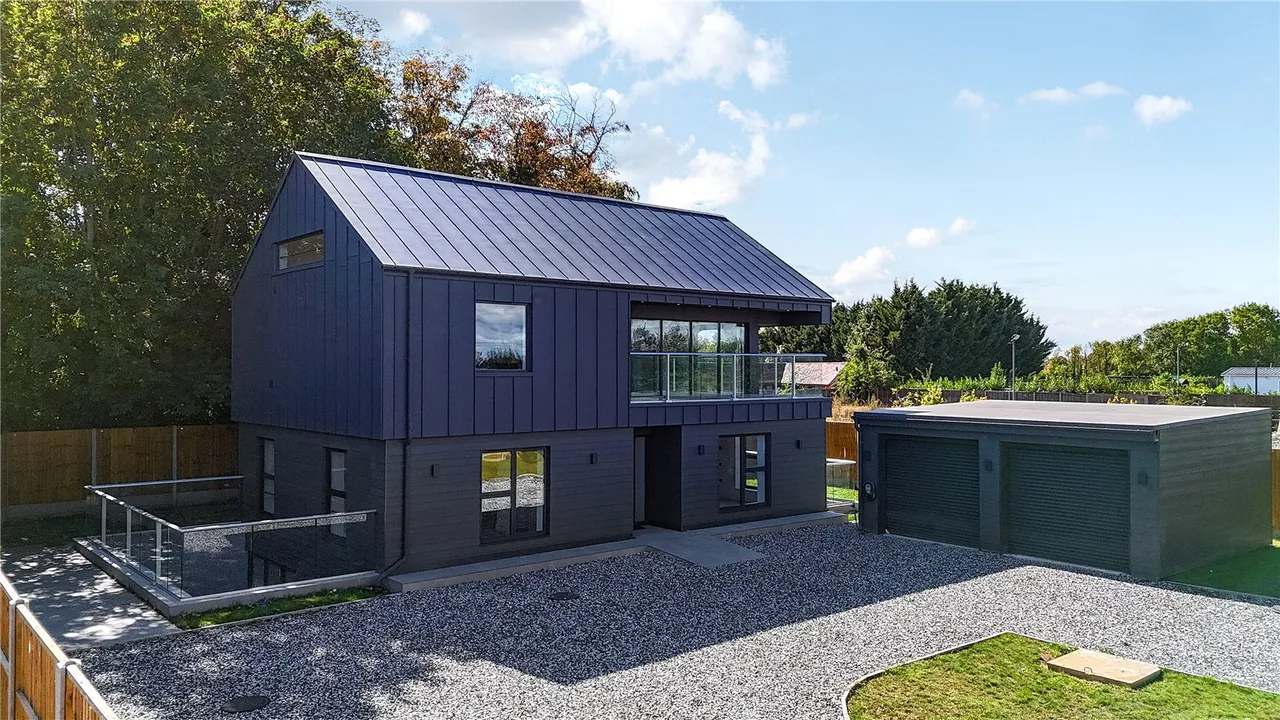 4 bed house for sale — Hogs Back, Seale, Farnham, Surrey, GU10 1LA