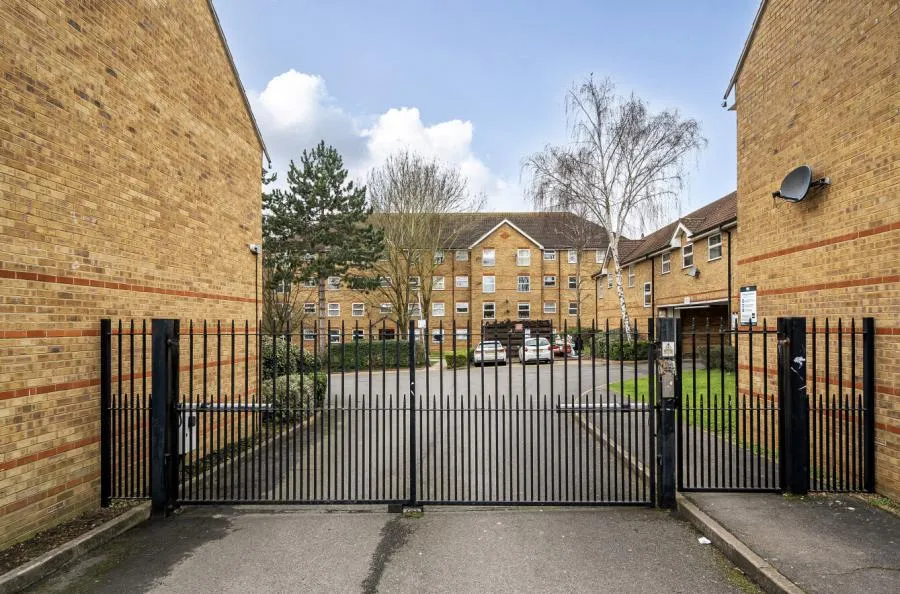 2 bed flat for sale, Chigwell Lane, Loughton, IG10