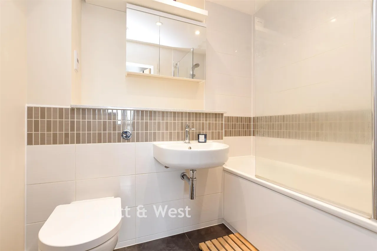 Canalside, Redhill, RH1, photo 11