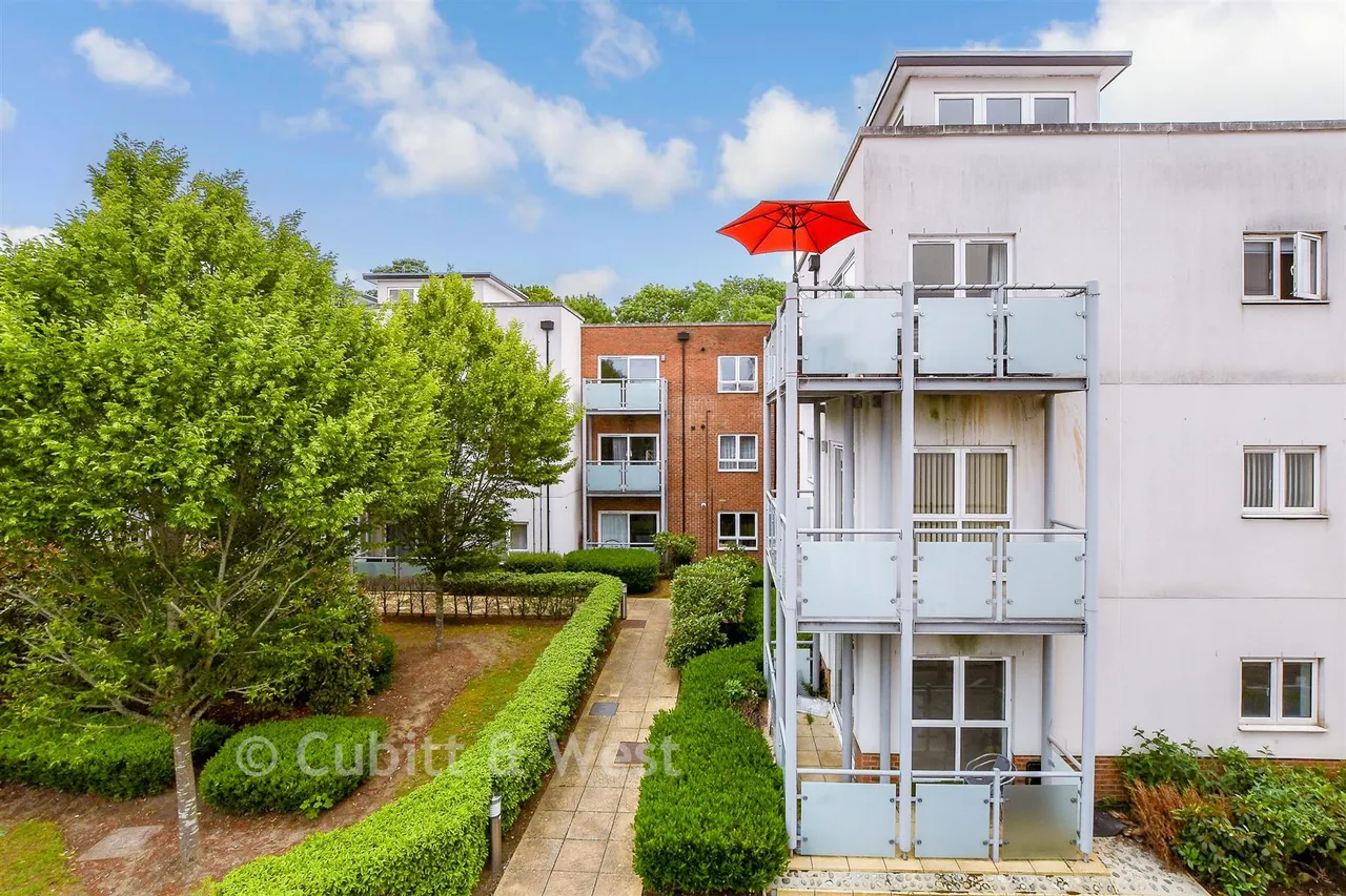 1 bed flat for sale, Canalside, Redhill, RH1