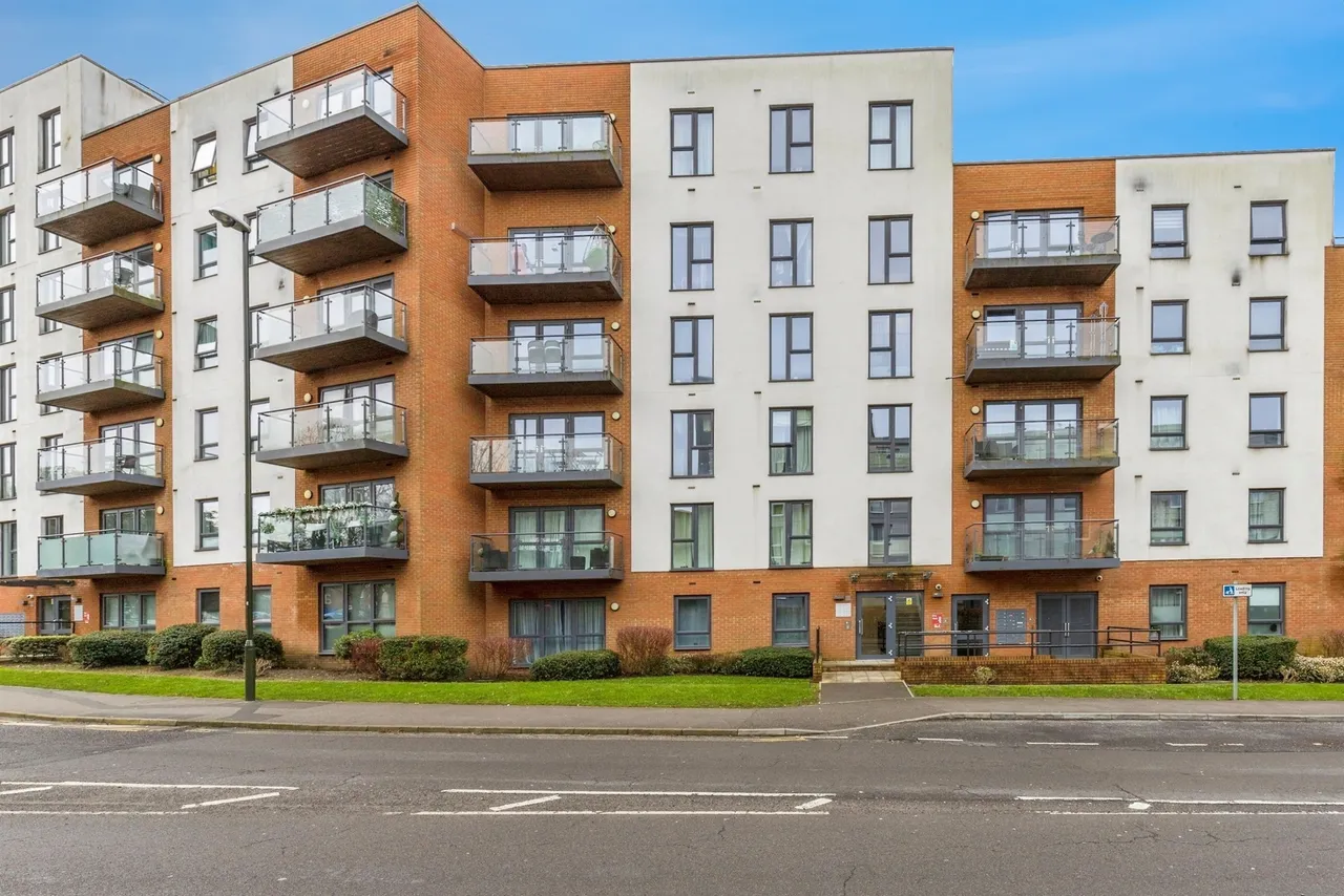 2 bed flat for sale — West Green Drive, Crawley