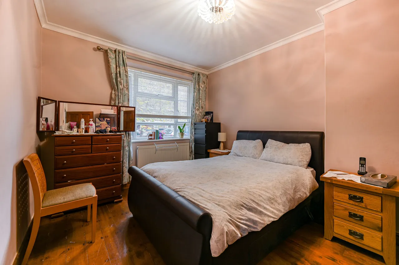 3 bed flat for sale, London, W12