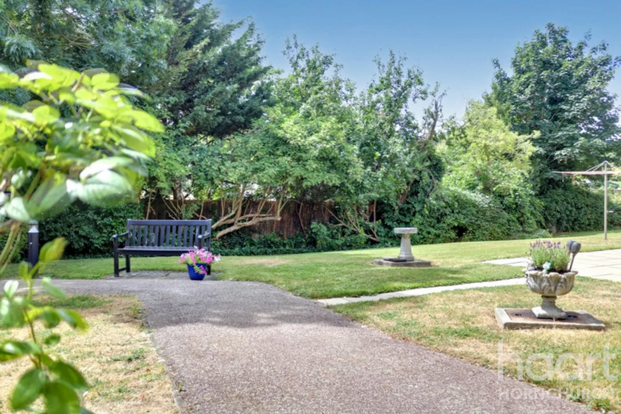 Abbs Cross Gardens, Hornchurch, RM12, photo 9