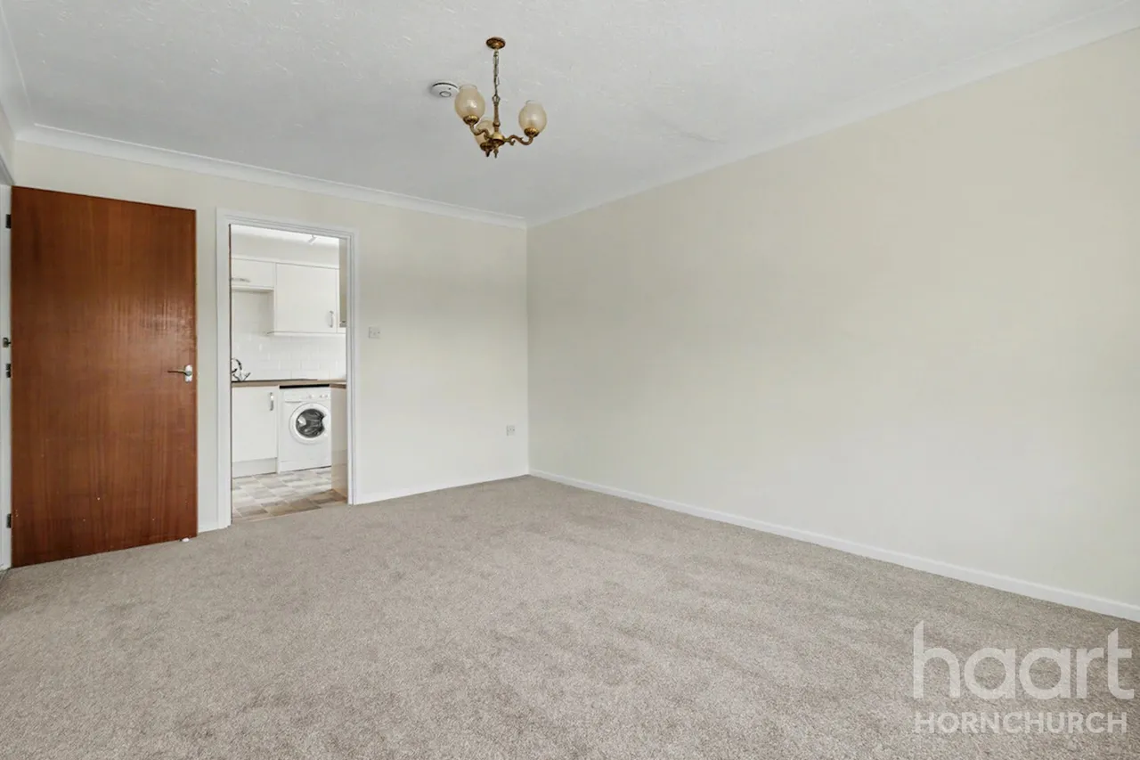 Abbs Cross Gardens, Hornchurch, RM12, photo 4