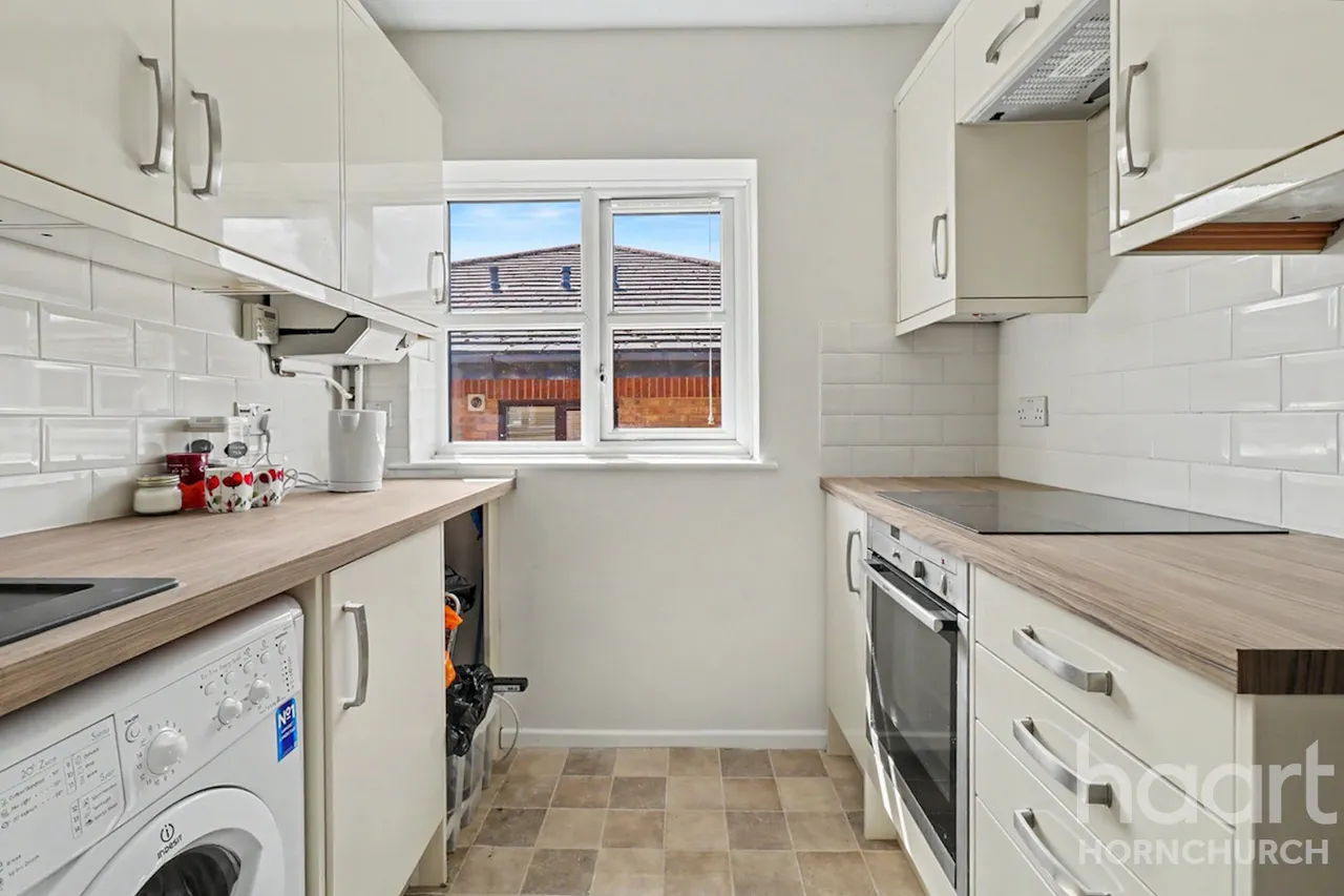 Abbs Cross Gardens, Hornchurch, RM12, photo 2