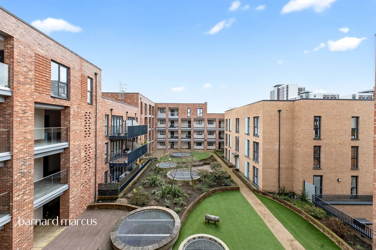 Reynard Way, Brentford, photo 10