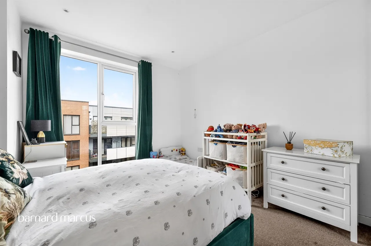 Reynard Way, Brentford, photo 5