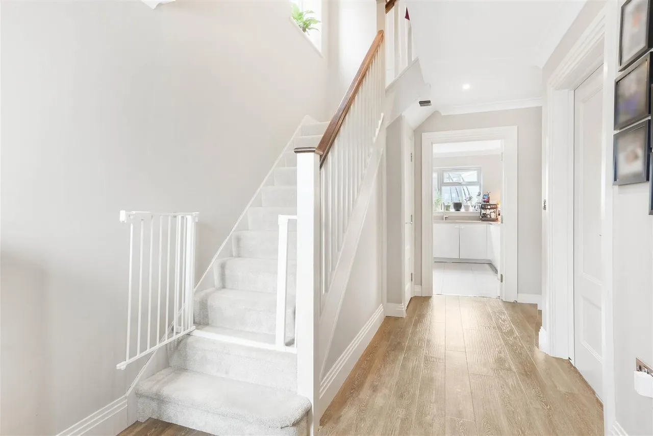 Farm Way, Worcester Park, KT4 8RZ, photo 2
