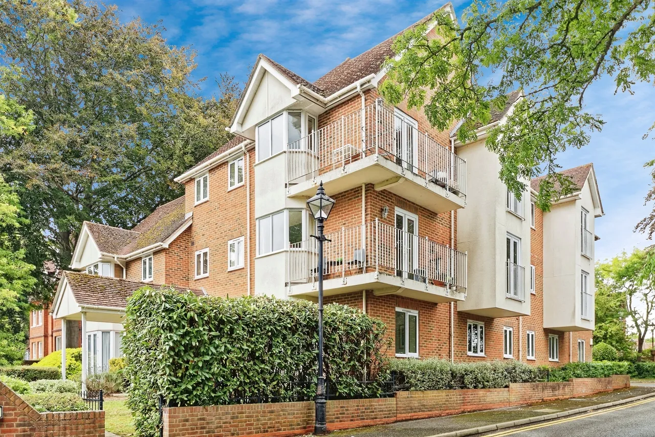 2 bed flat for sale — Rheims Court, Canterbury