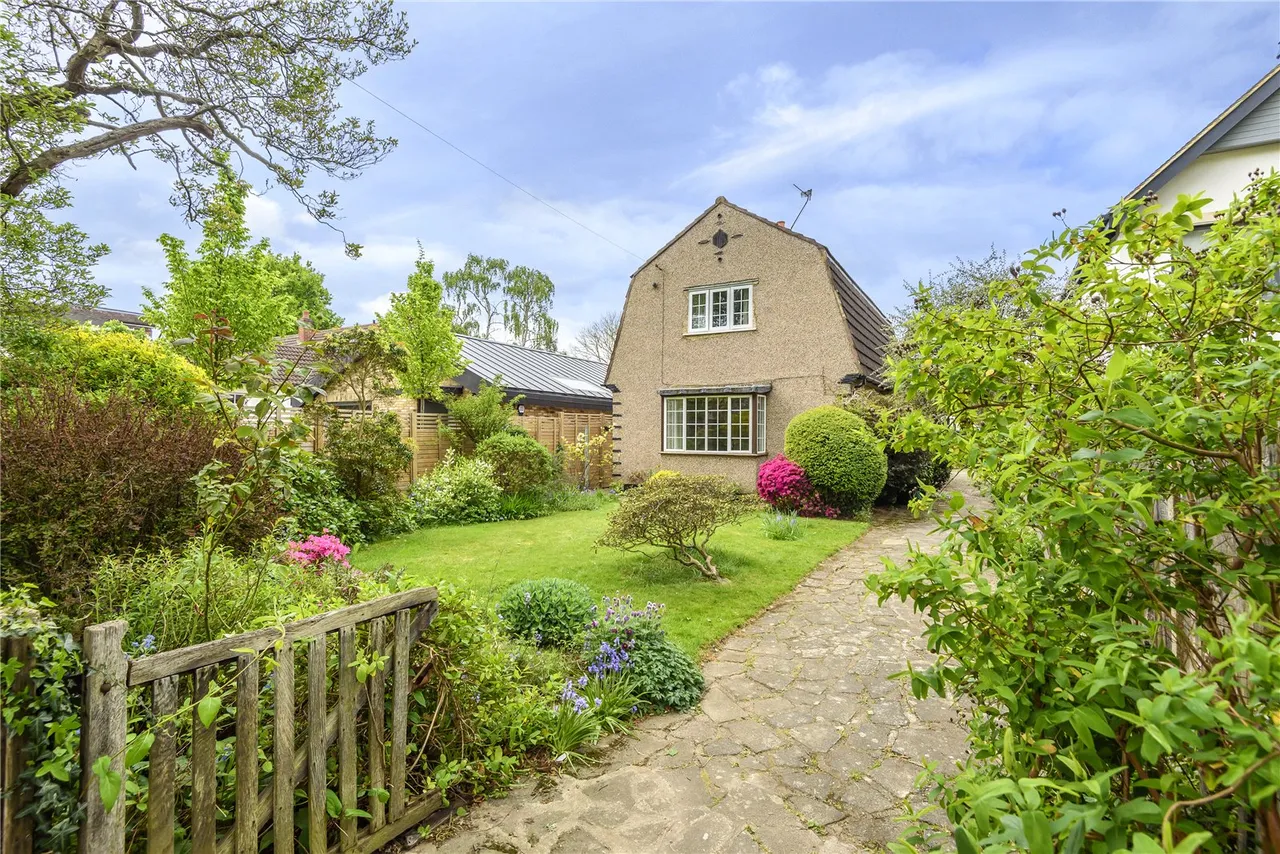 3 bed house for sale — Wensleydale Road, Hampton, TW12 2LP