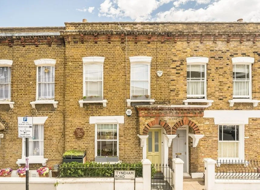2 bed house for sale — Tyneham Road, Shaftesbury Estate, SW11