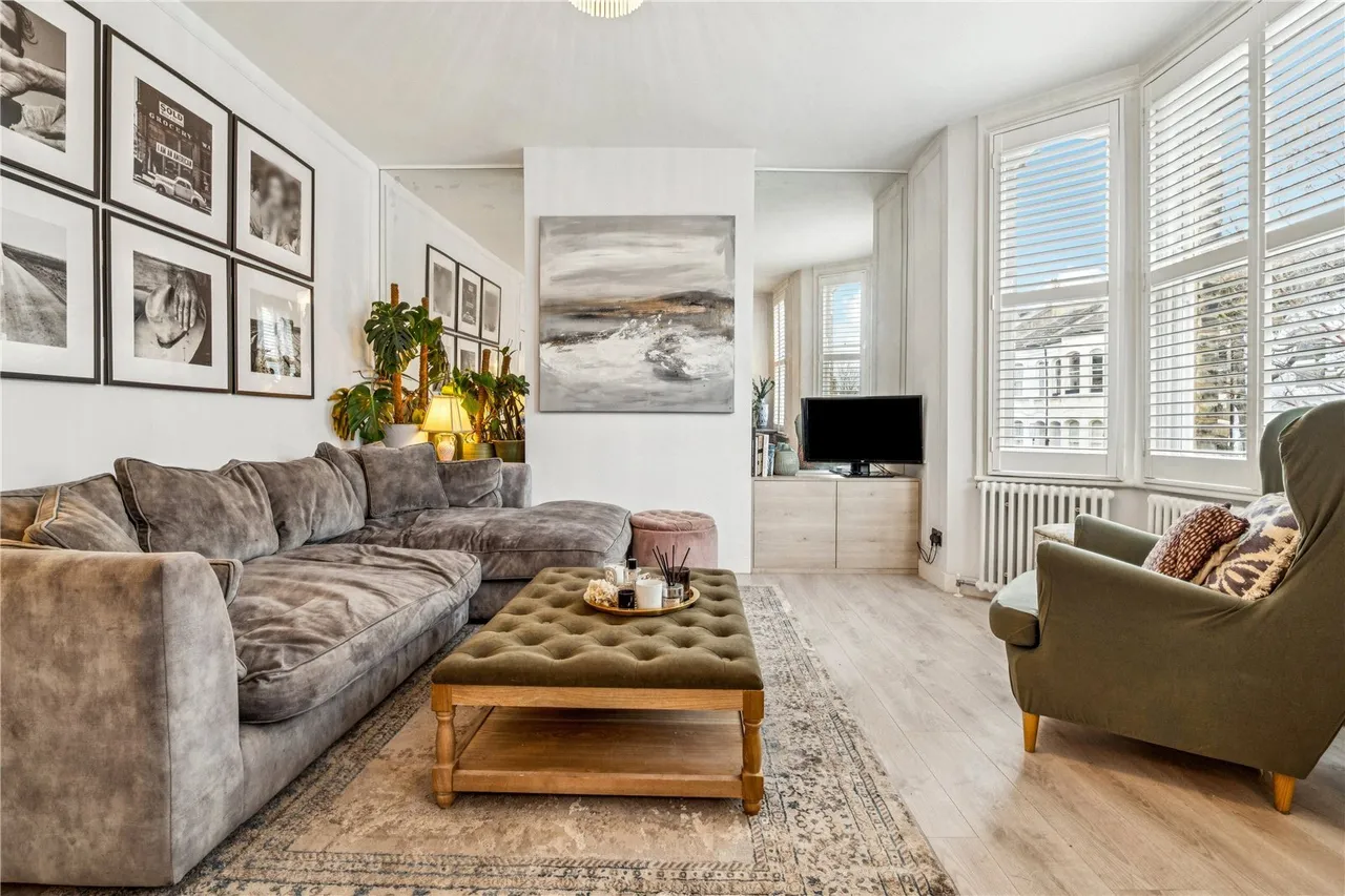 2 bed flat for sale, Harbut Road, London, SW11