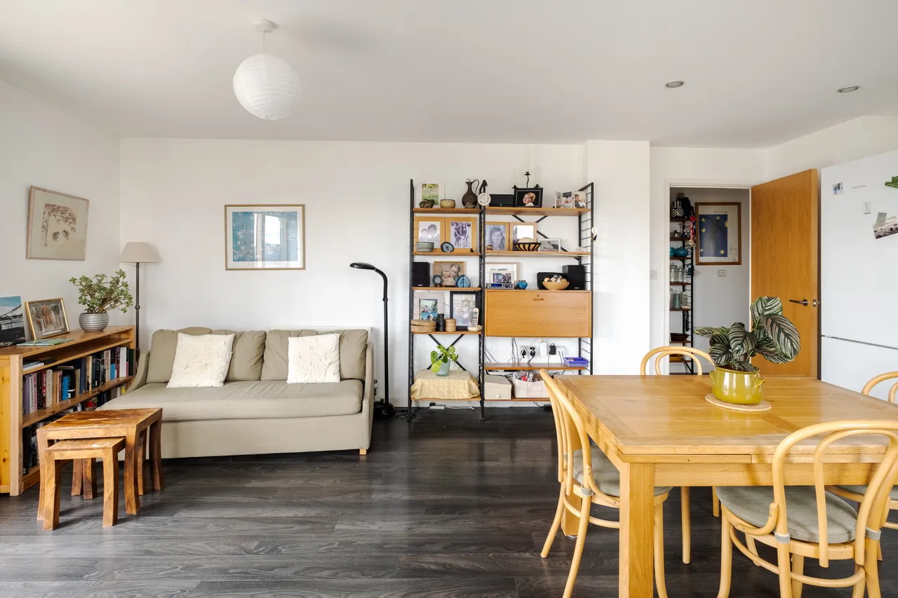 2 bed flat for sale — Clock View Crescent, London, N7