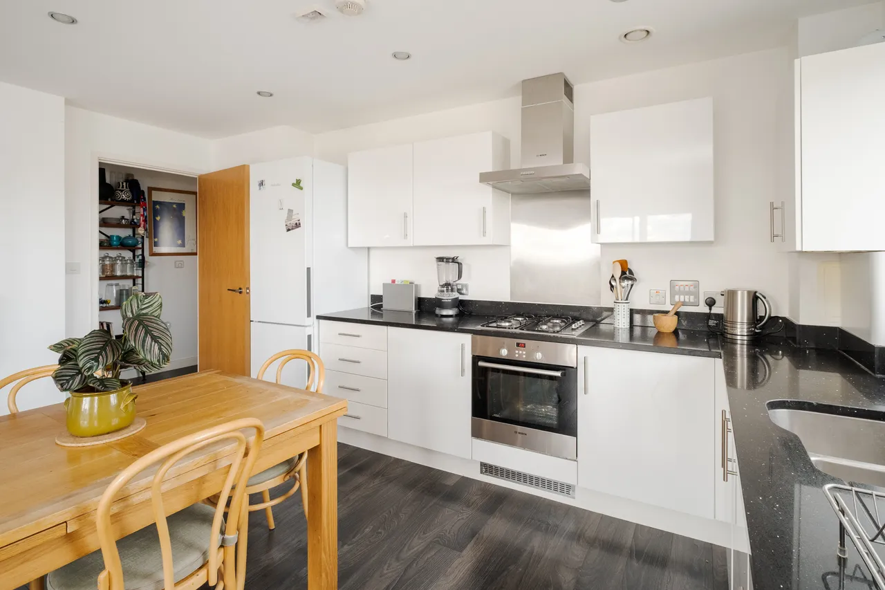 Clock View Crescent, London, N7, photo 10