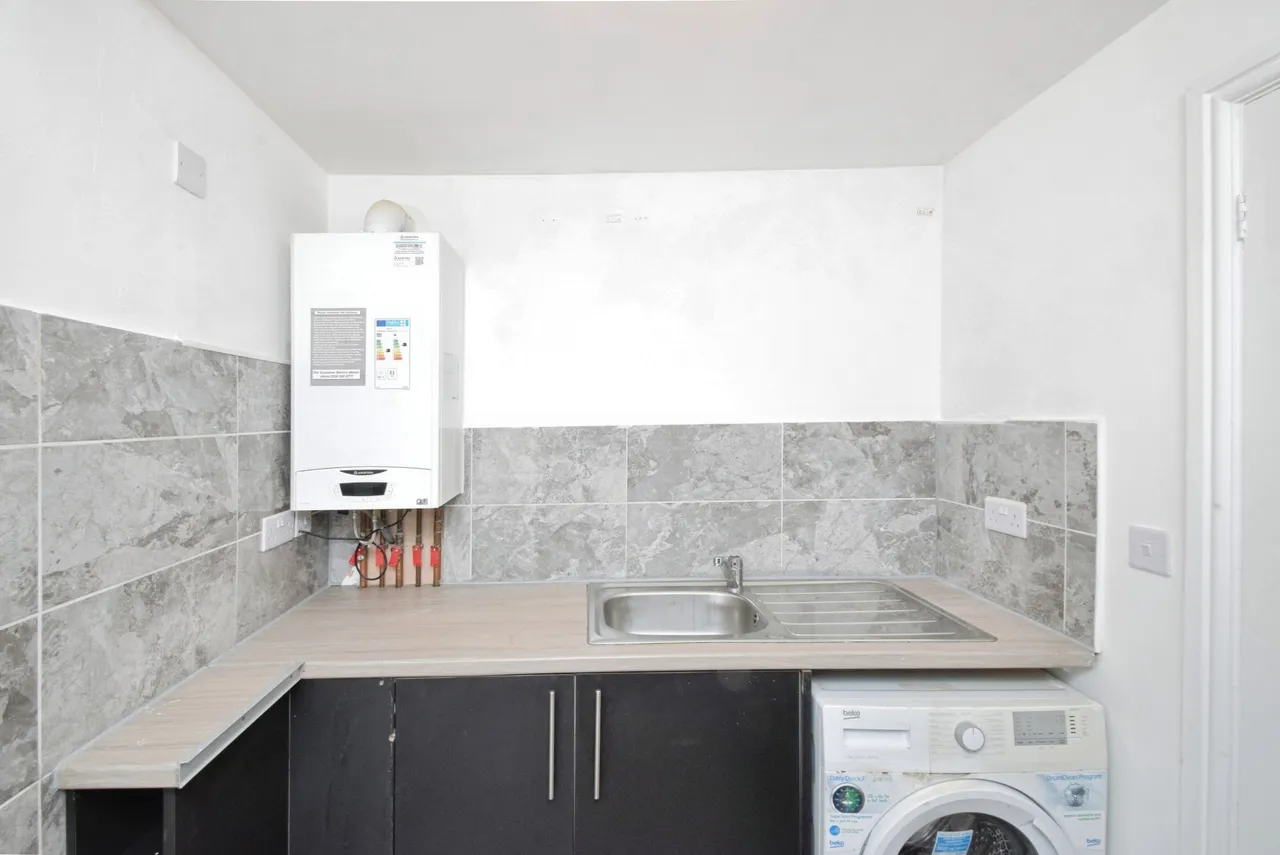 Carmarthen Road, Swansea, SA5, photo 15