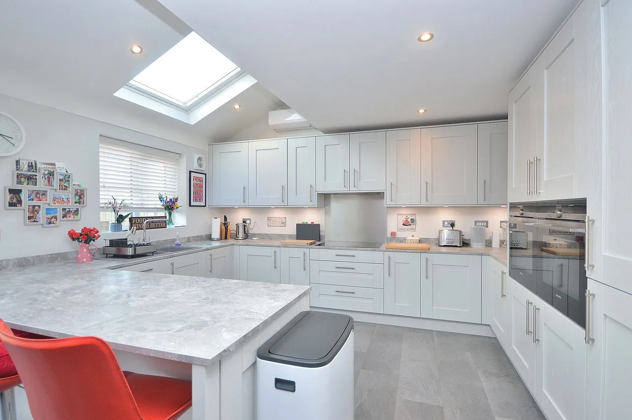 Upton Hall Crescent, Upton, Northampton, NN5 4UZ, photo 2