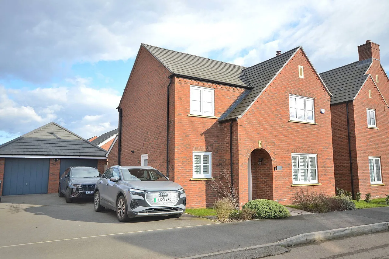 4 bed house for sale — Upton Hall Crescent, Upton, Northampton, NN5 4UZ