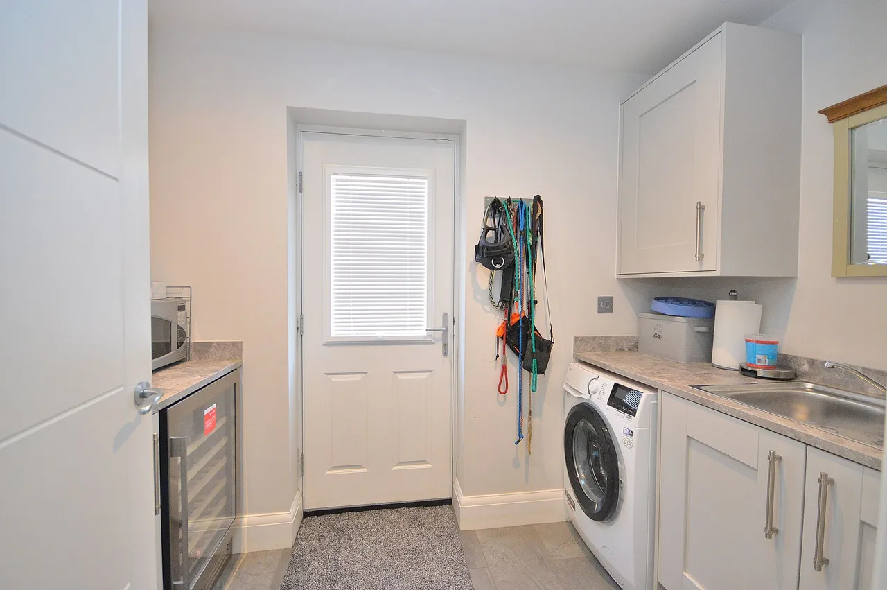 Upton Hall Crescent, Upton, Northampton, NN5 4UZ, photo 7