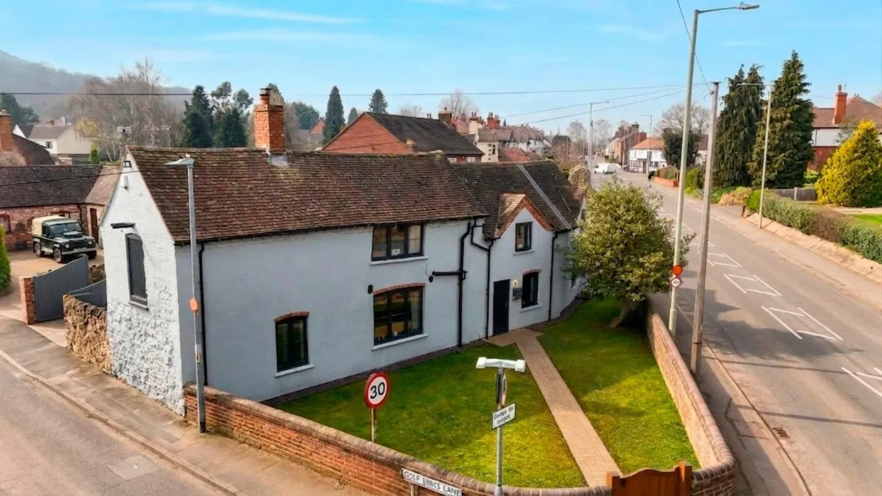 4 bed house for sale — Holyhead Road, Wellington, Telford TF1 2EA