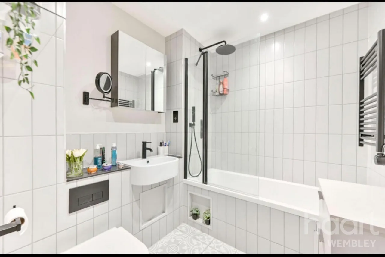 Oak House, London, NW2, photo 2