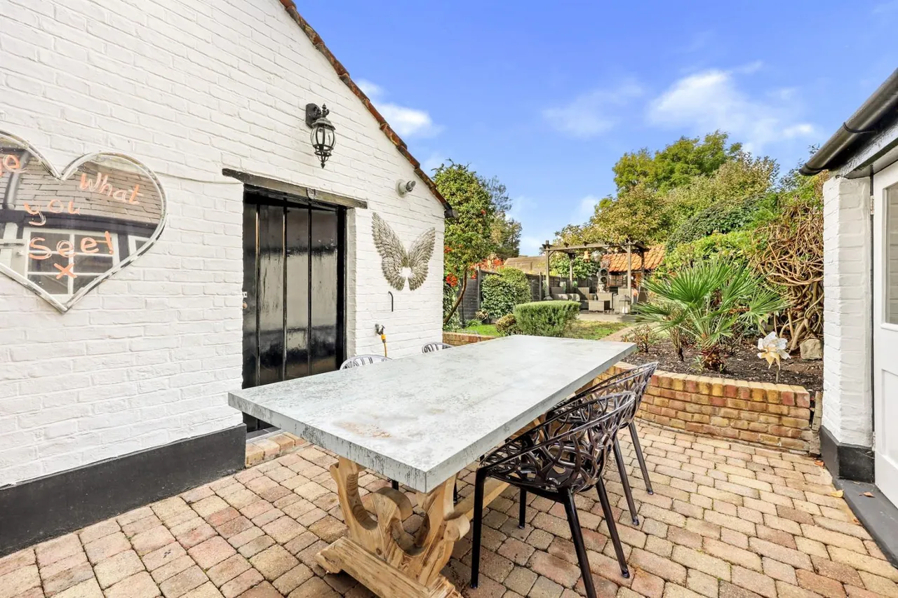 High Road, Chigwell, IG7, photo 24