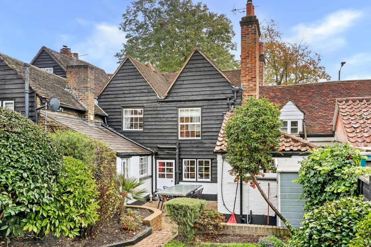 High Road, Chigwell, IG7, photo 31