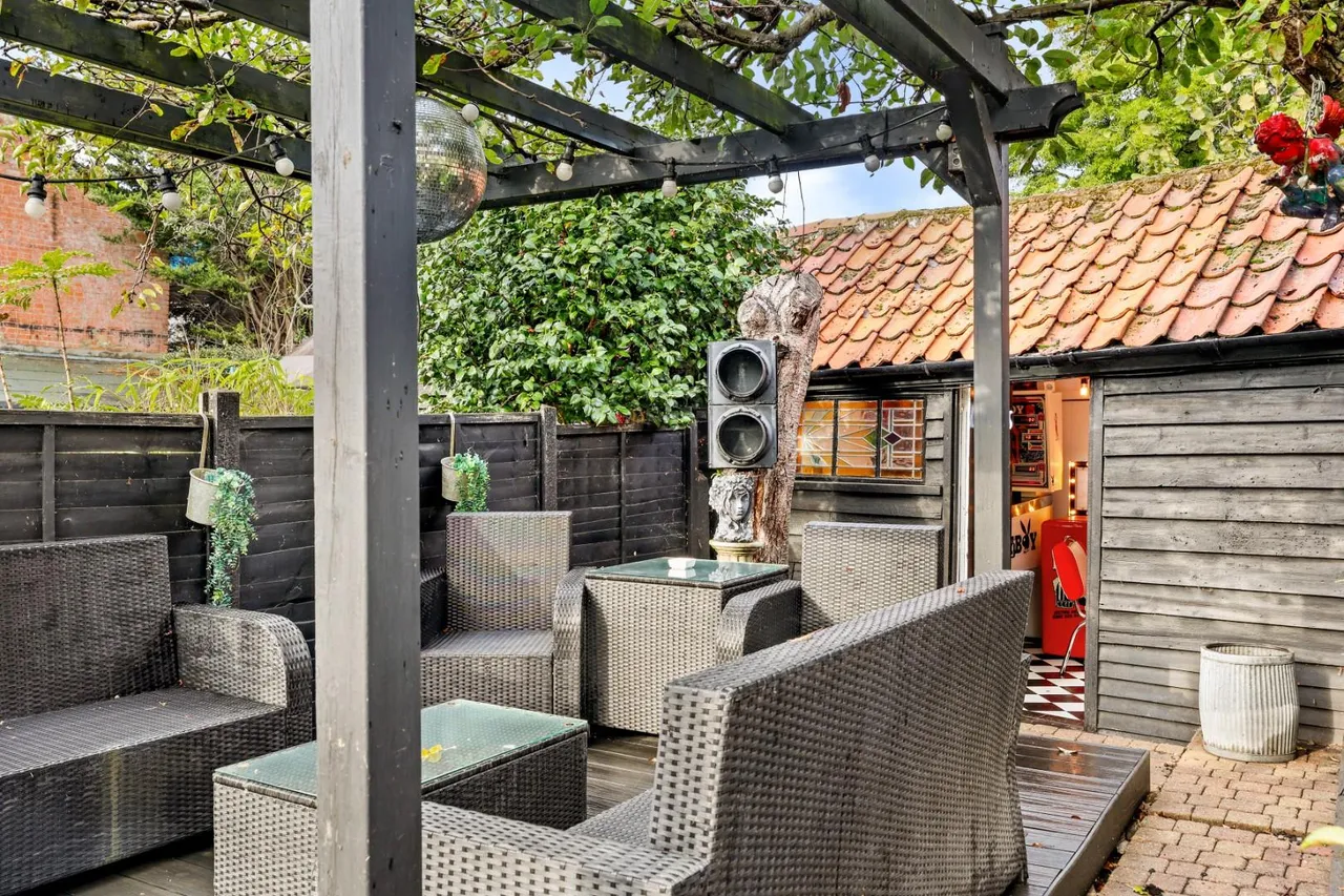 High Road, Chigwell, IG7, photo 27