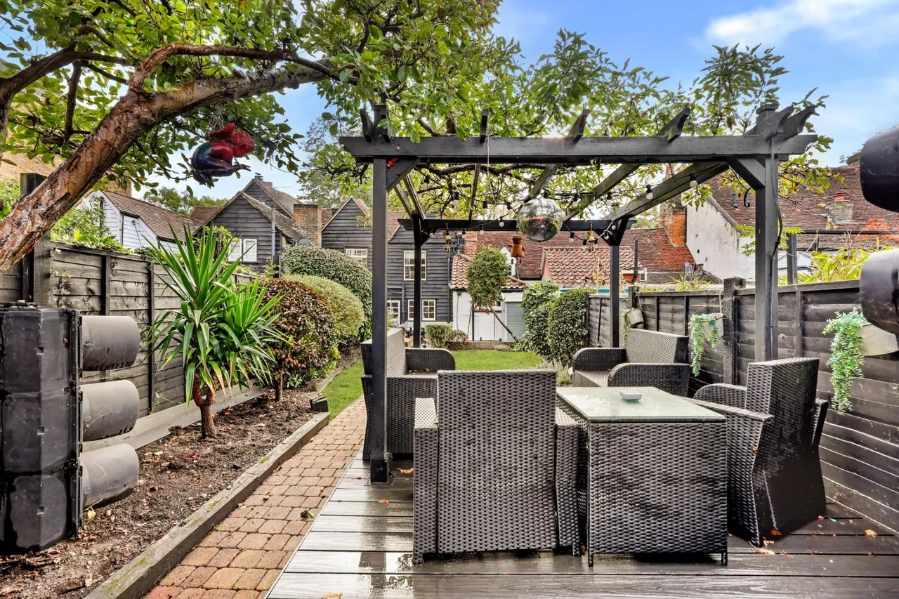 High Road, Chigwell, IG7, photo 29