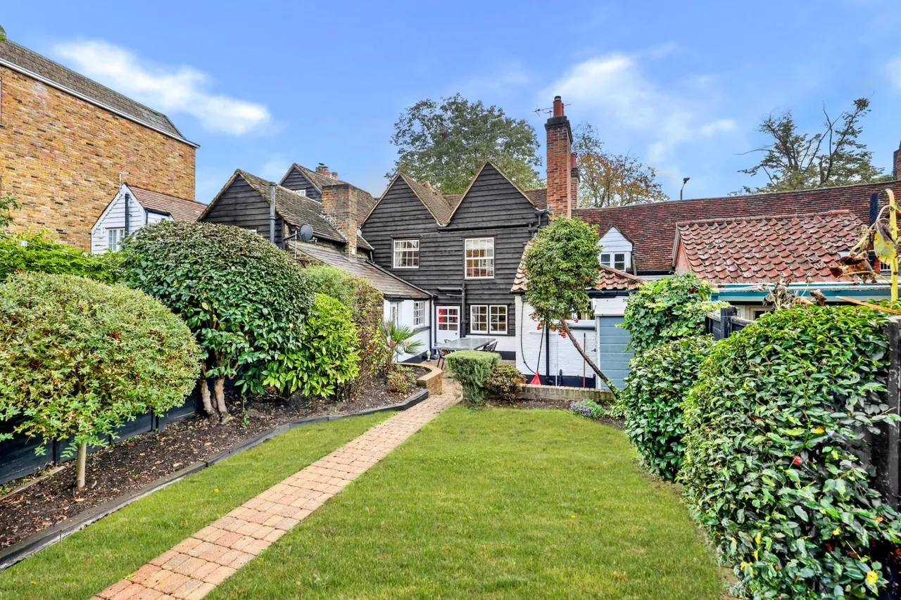 High Road, Chigwell, IG7, photo 30
