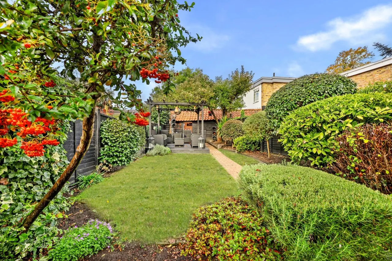 High Road, Chigwell, IG7, photo 26