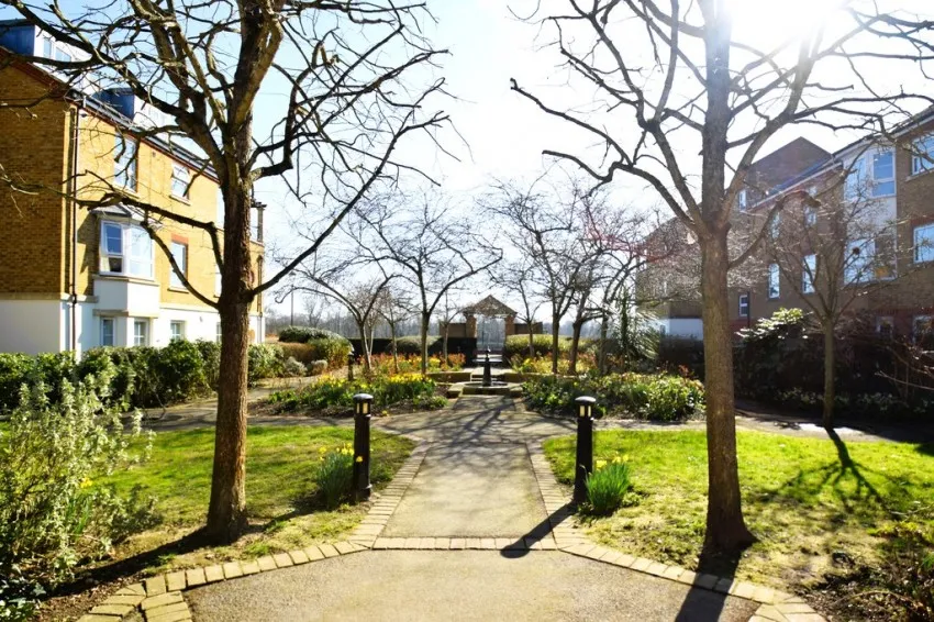 1 bed property to rent, Regency Quay, Chiswick