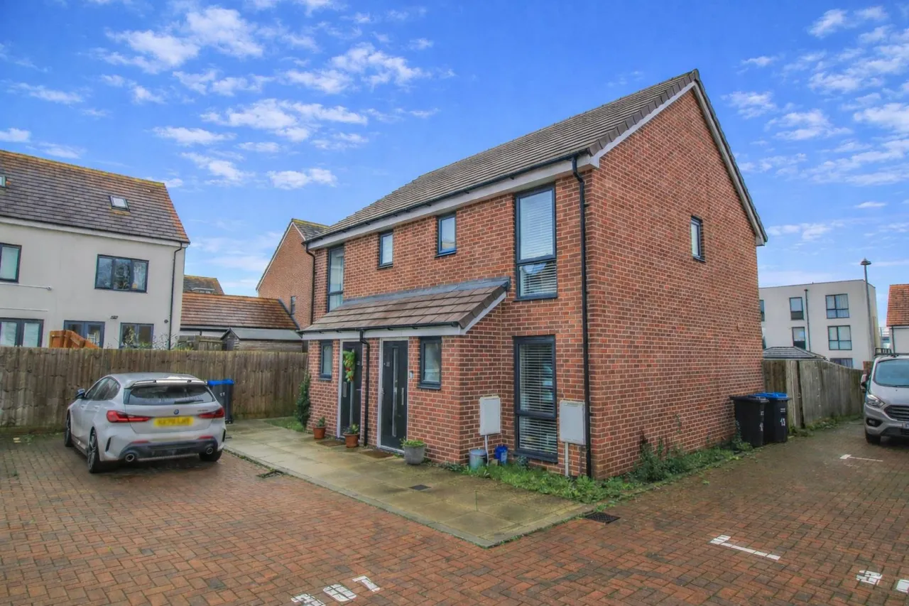2 bed house for sale, Juniper Road, Old Harlow, CM17