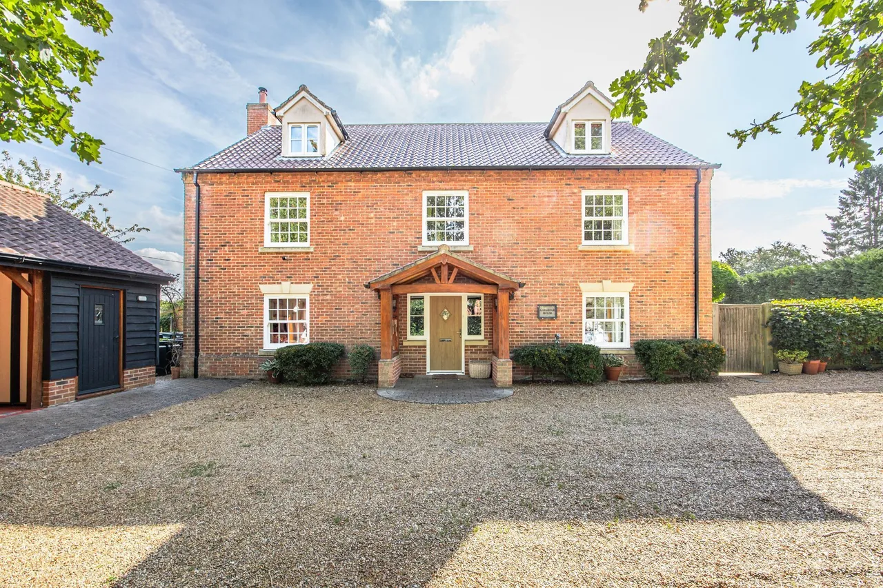 Detached Four Bedroom Home in Colkirk, photo 4