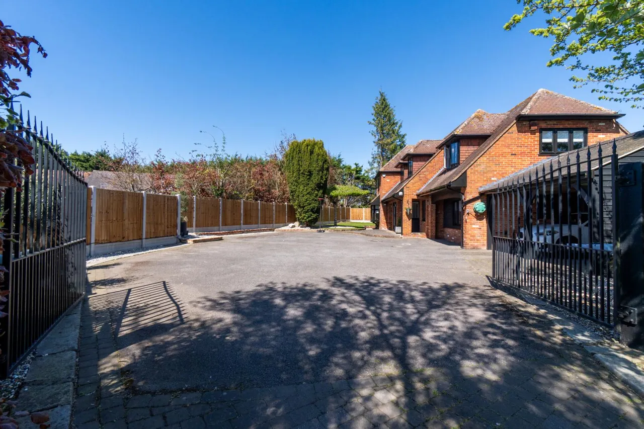 Chelmsford Road, White Roding, CM6, photo 30