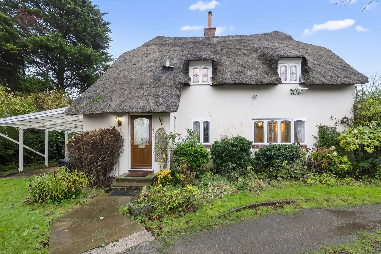 3 bed house for sale — Epping Green Road, Epping