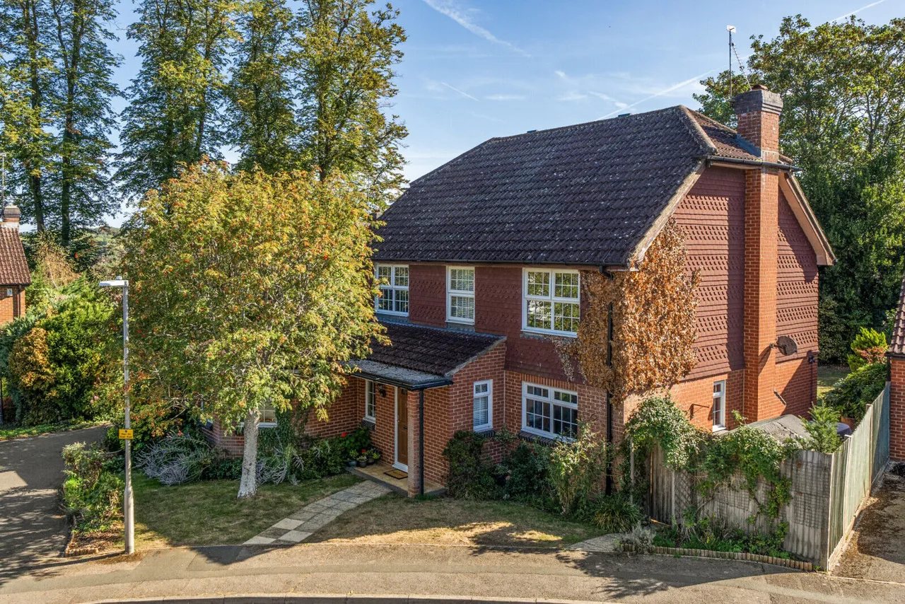 5 bed house for sale, Duncan Gardens, Purley on Thames, RG8