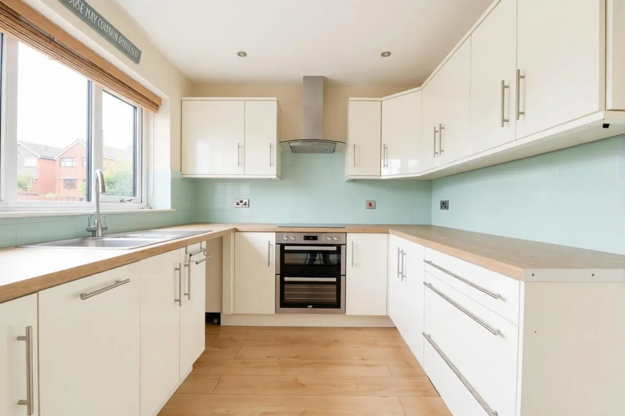Debenham Crescent, Stoke-On-Trent, photo 4