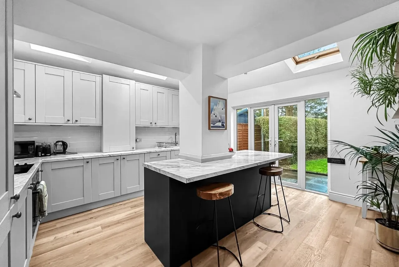 Park Road, Hale, Cheshire WA15 9LR, photo 3