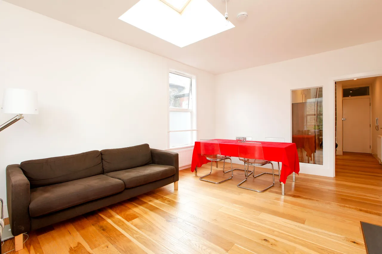 17b Lynette Avenue, London, photo 2