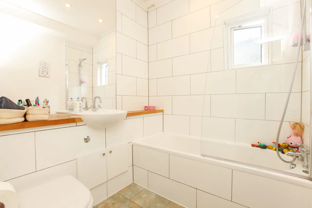 17b Lynette Avenue, London, photo 7