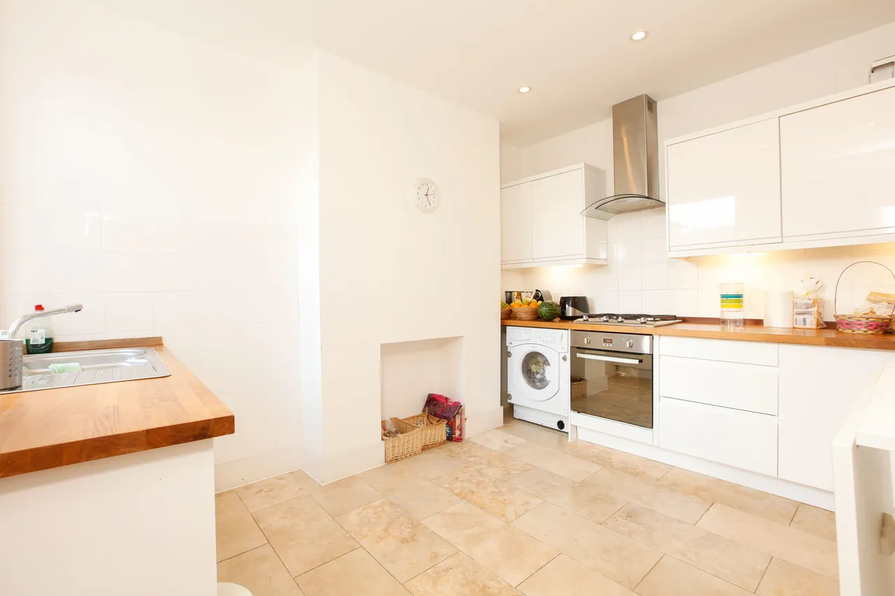 17b Lynette Avenue, London, photo 3