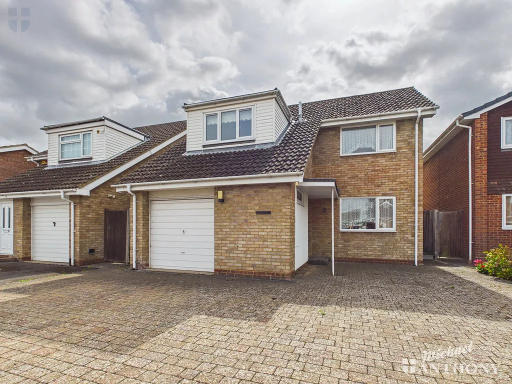 3 bed house for sale — Oulton Close, Aylesbury, HP21 7JY