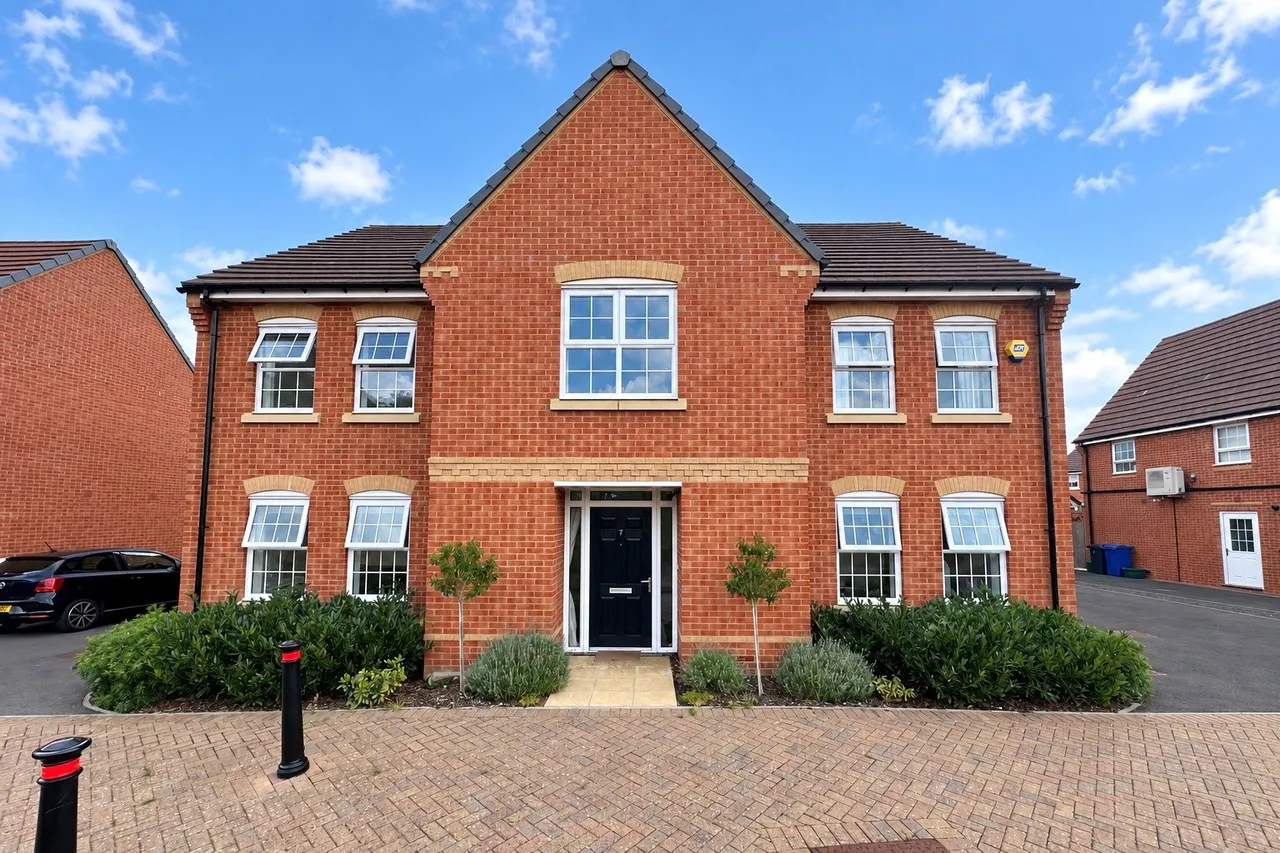 5 bed house for sale — Barker Crescent, Hook, Hampshire, RG27 9FR