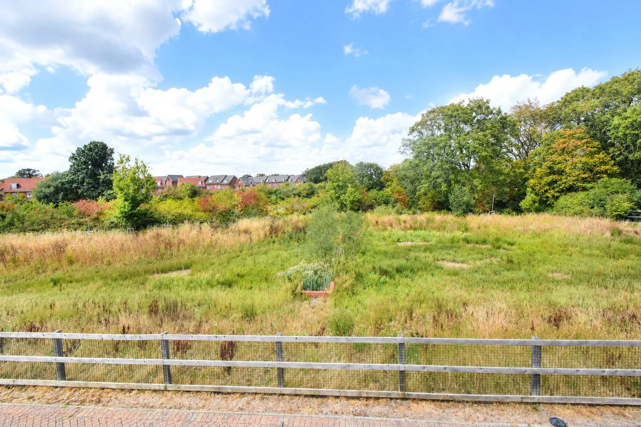 Barker Crescent, Hook, Hampshire, RG27 9FR, photo 2