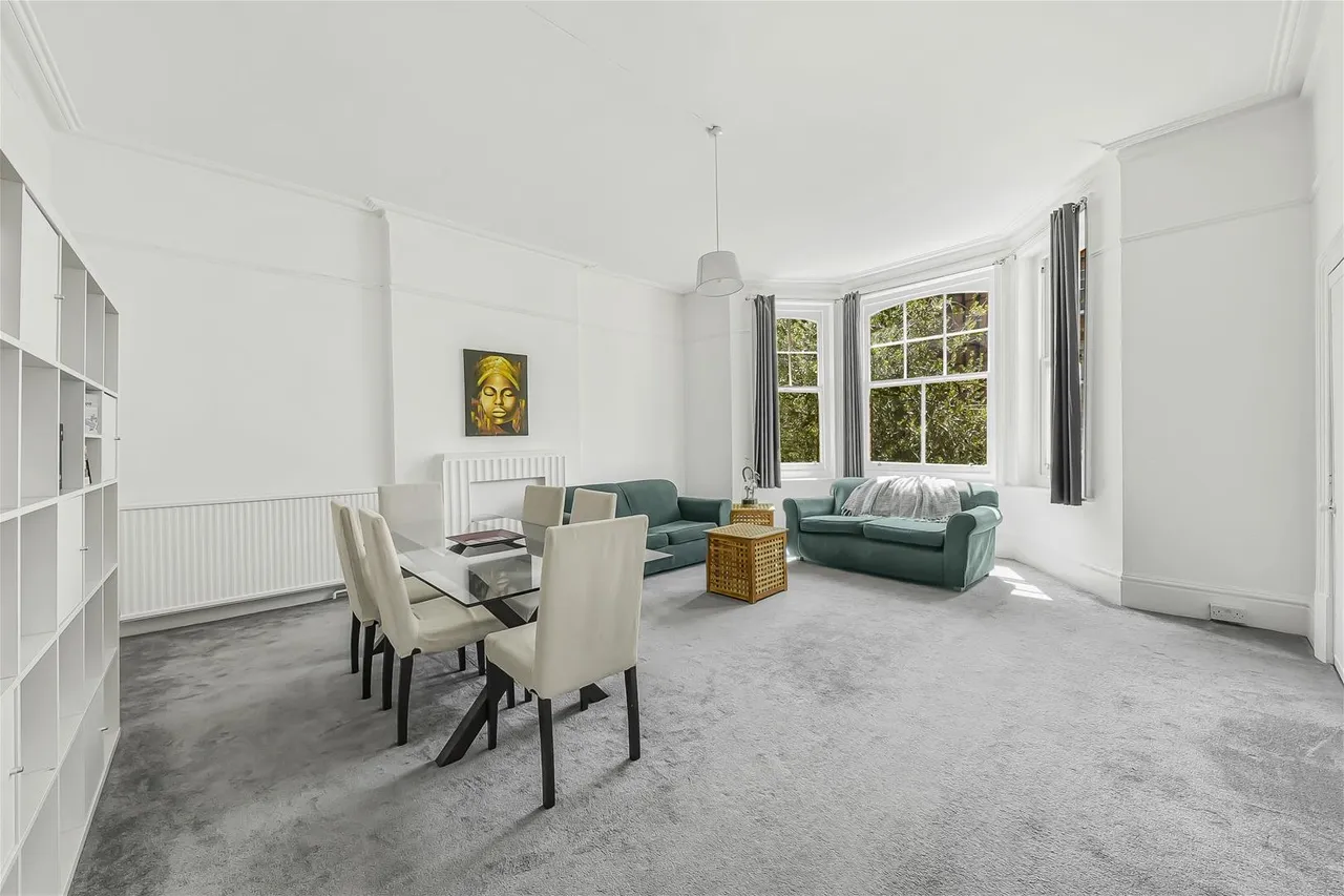 3 bed flat for sale — Compayne Gardens, London NW6 3DH
