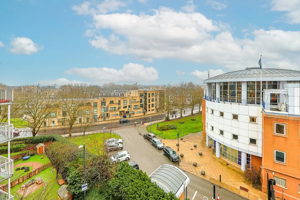 Boulevard Drive, Beaufort Park, NW9, photo 12
