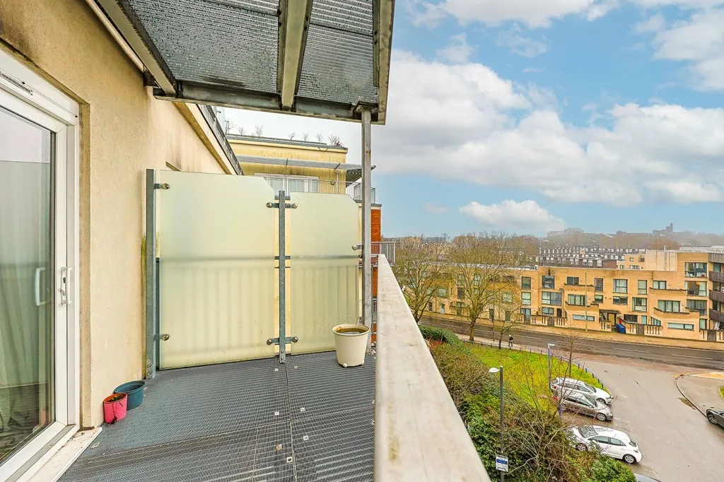 Boulevard Drive, Beaufort Park, NW9, photo 14