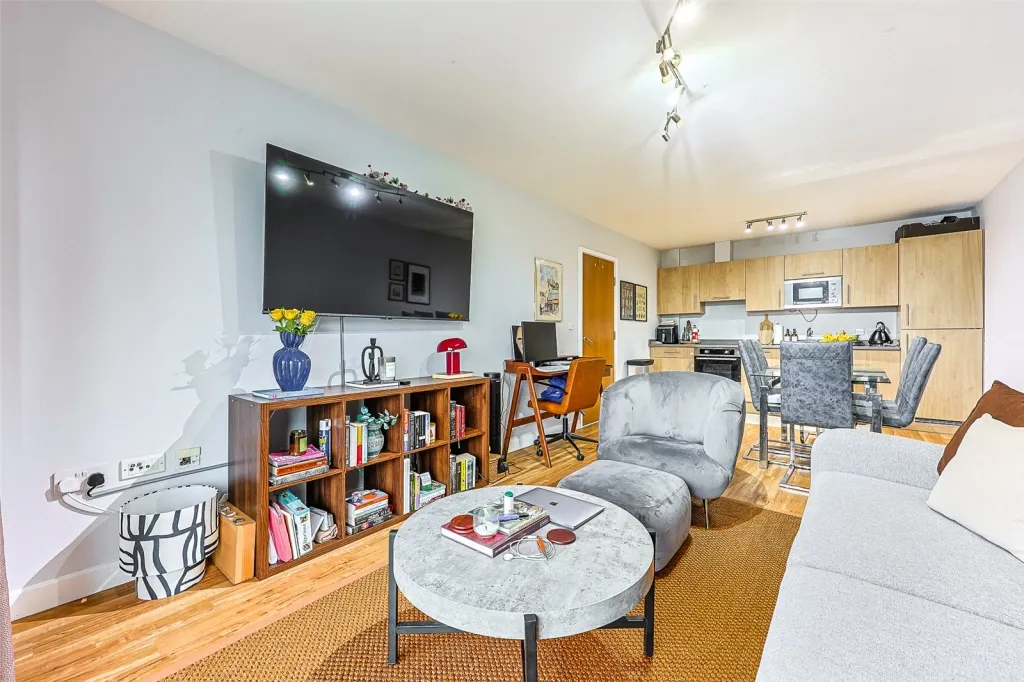 Boulevard Drive, Beaufort Park, NW9, photo 3